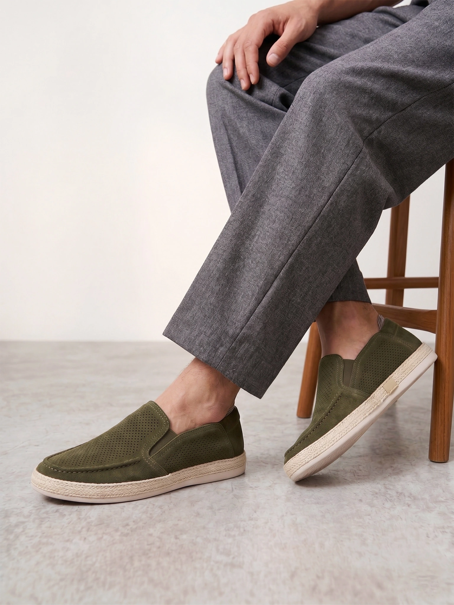 Мокасины зелоного цвета с перфорацией на низкой подошве